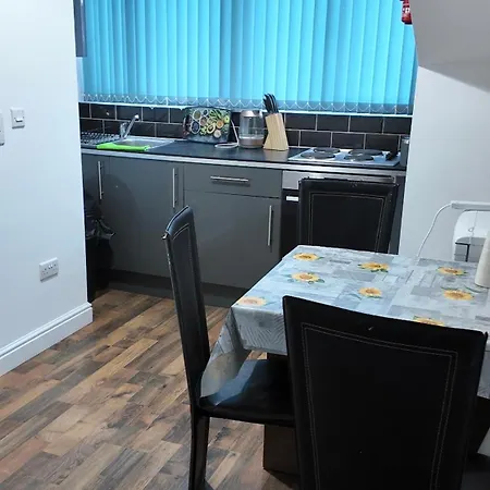 *lovely Modern Close To Centre*