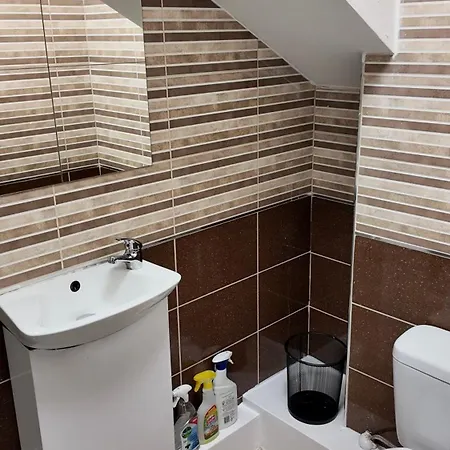 *lovely Modern Close To Centre* *